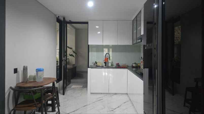 dijual rumah pakuwon city