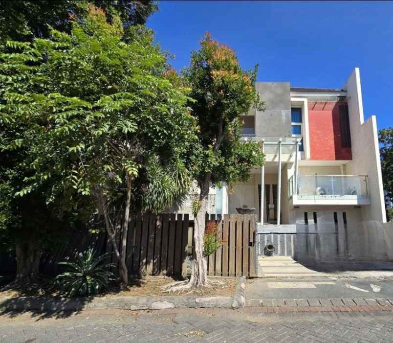 dijual rumah pakuwon city