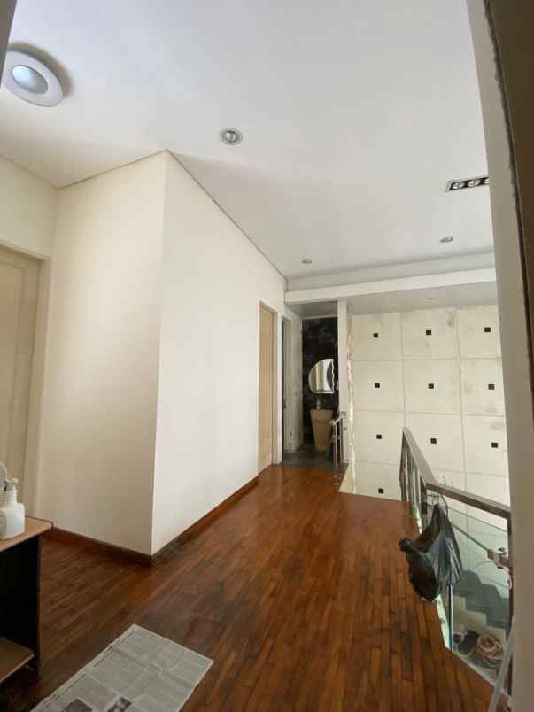 dijual rumah pakuwon city