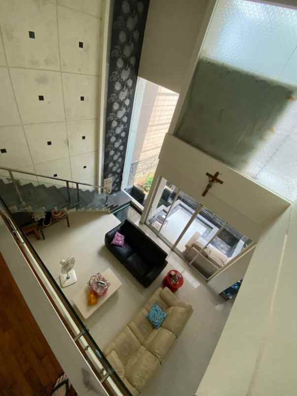 dijual rumah pakuwon city