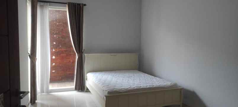 dijual rumah pakuwon city imperial beach