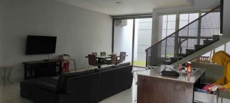 dijual rumah pakuwon city imperial beach