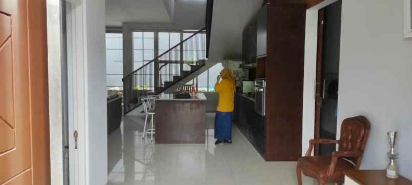 dijual rumah pakuwon city imperial beach