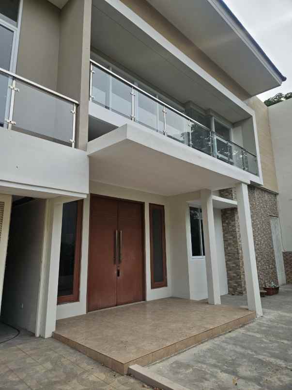 dijual rumah pakuwon city sukolilo surabaya