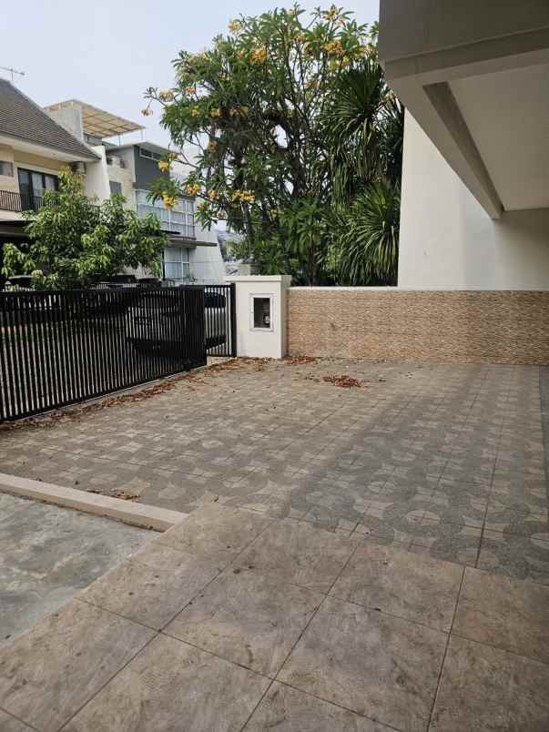 dijual rumah pakuwon city sukolilo surabaya