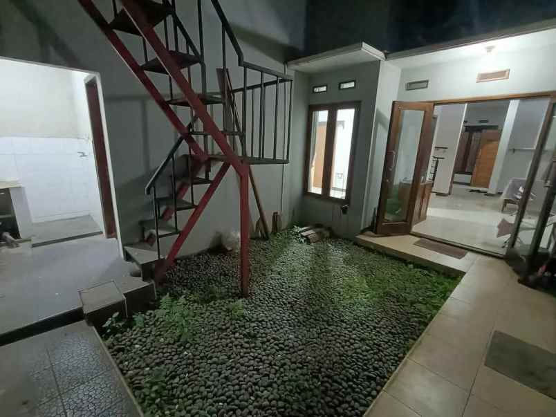 dijual rumah parakan saat