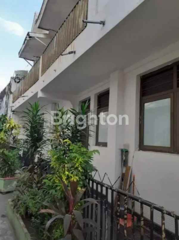 dijual rumah peneleh