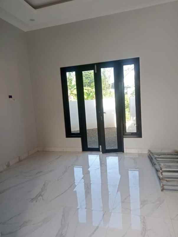 dijual rumah perumahan graha candi