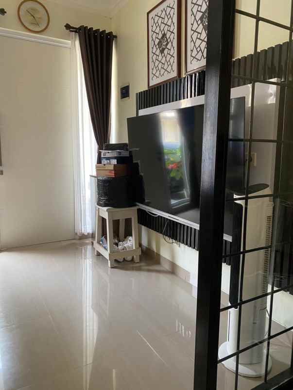 dijual rumah rapi siap huni di citraland cibubur