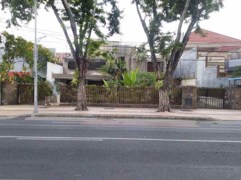 dijual rumah raya darmo