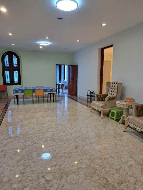 dijual rumah raya darmo