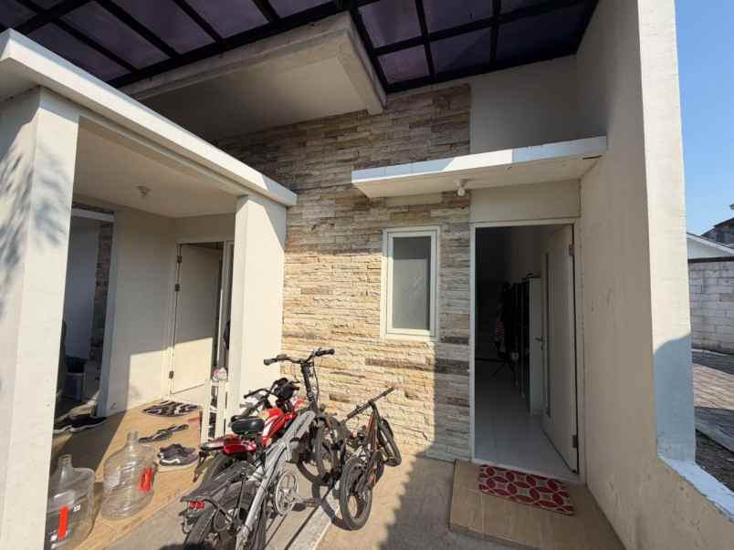 dijual rumah rumah valencia puri surya