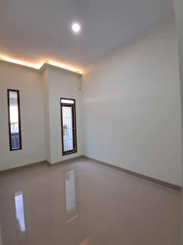 dijual rumah sambilegi