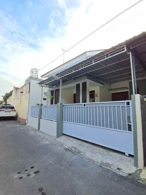 dijual rumah sambilegi