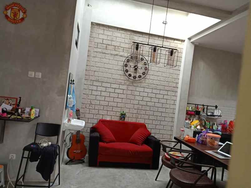 dijual rumah semi industrial