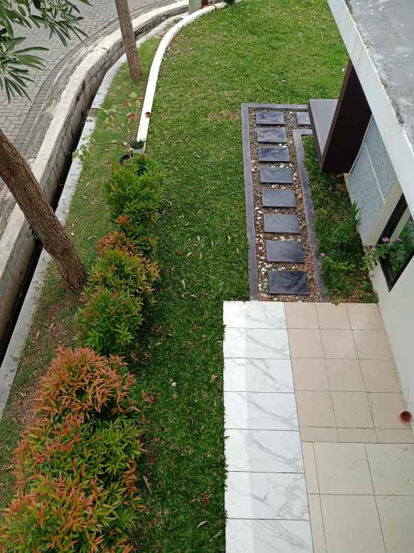 dijual rumah semi industrial