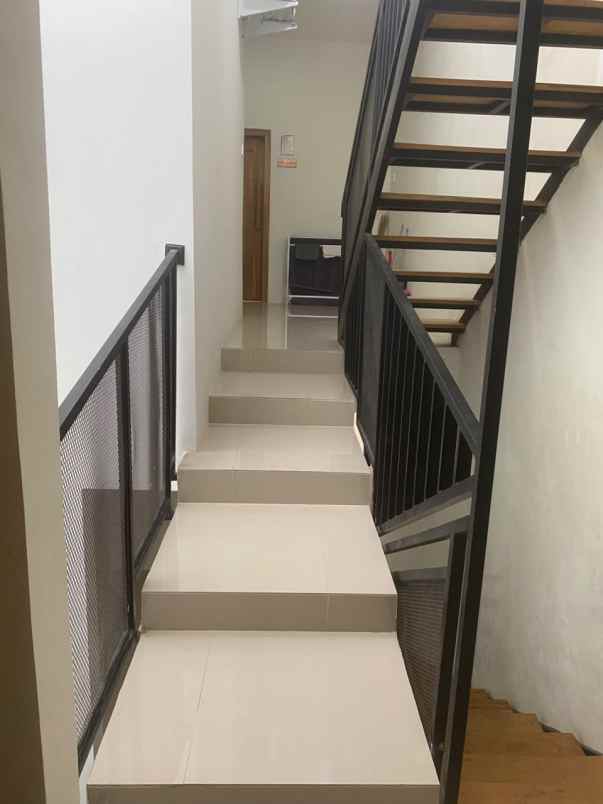 dijual rumah semolowaru selatan