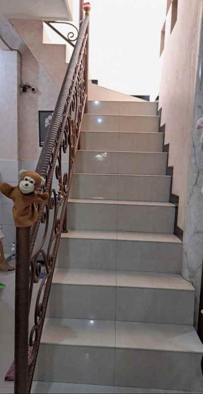 dijual rumah simpang darmo permai selatan