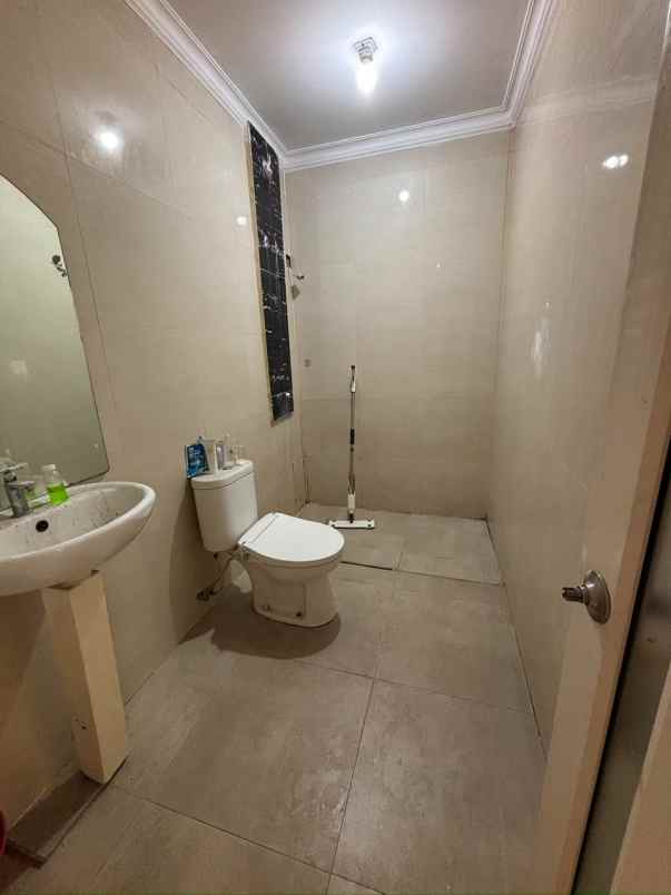 dijual rumah taman palem lestari