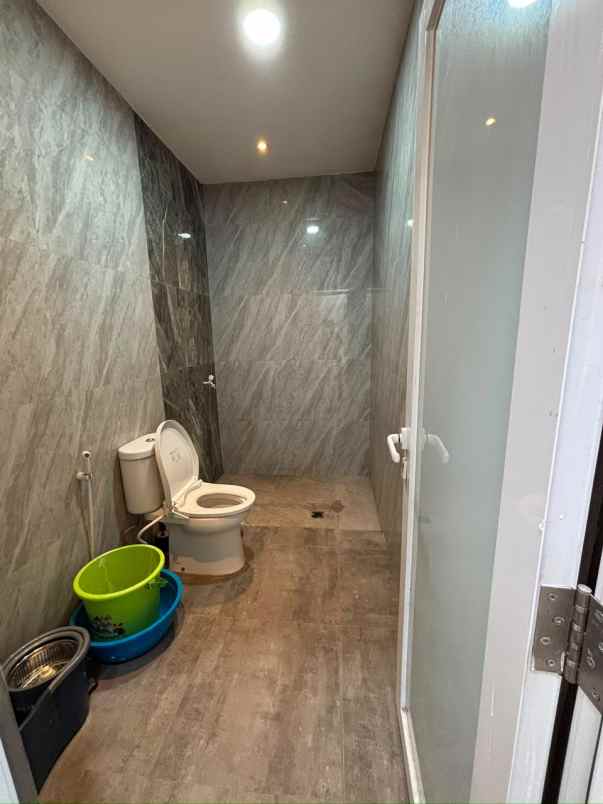 dijual rumah taman palem lestari