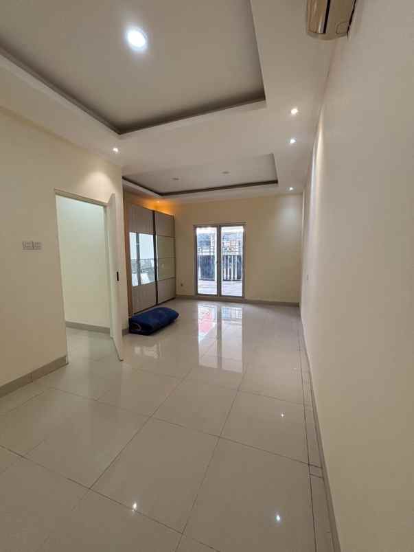 dijual rumah taman palem lestari