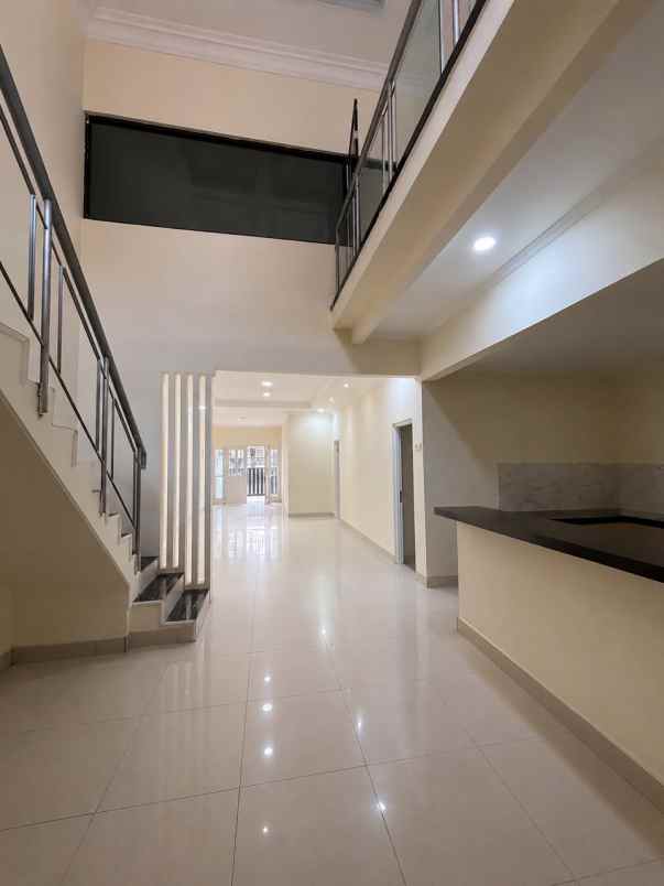 dijual rumah taman palem lestari