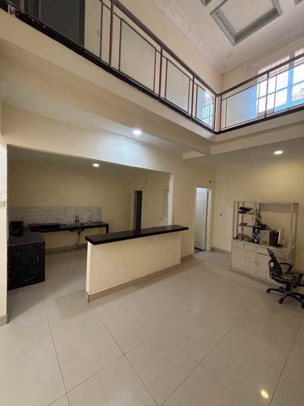 dijual rumah taman palem lestari