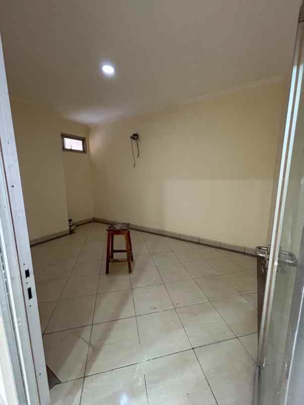 dijual rumah taman palem lestari