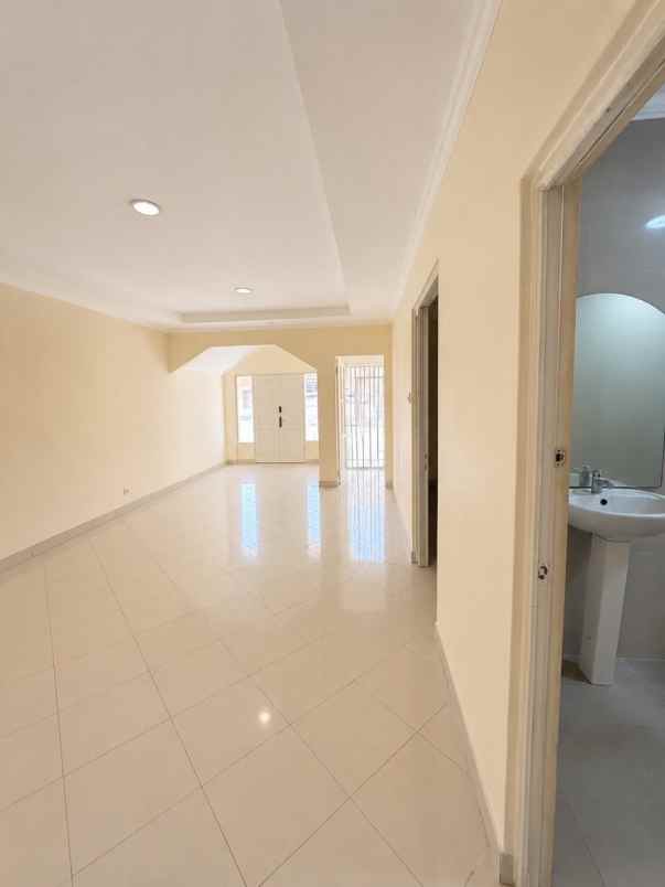 dijual rumah taman palem lestari