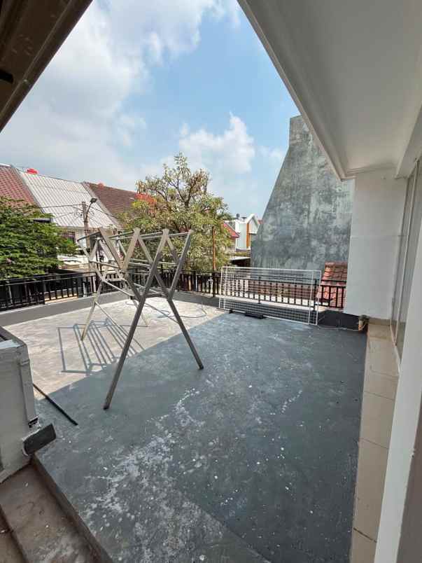 dijual rumah taman palem lestari