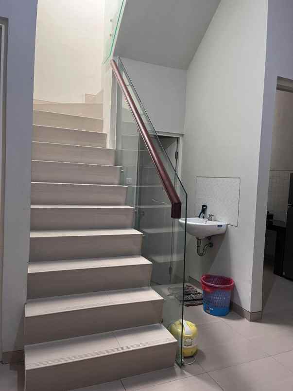 dijual rumah taman sutorejo timur