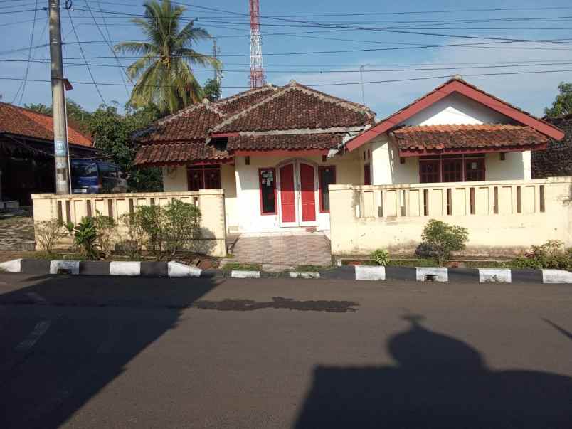 dijual rumah tanah lokasi strategis cocok untuk usaha