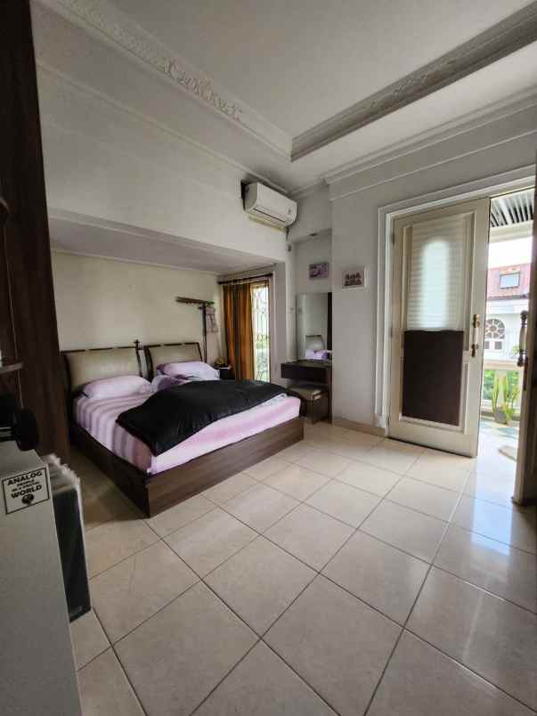 dijual rumah villa permata gading