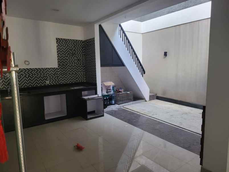 dijual rumah villa valensia pakuwon indah