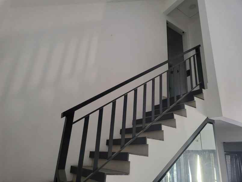 dijual rumah villa valensia pakuwon indah
