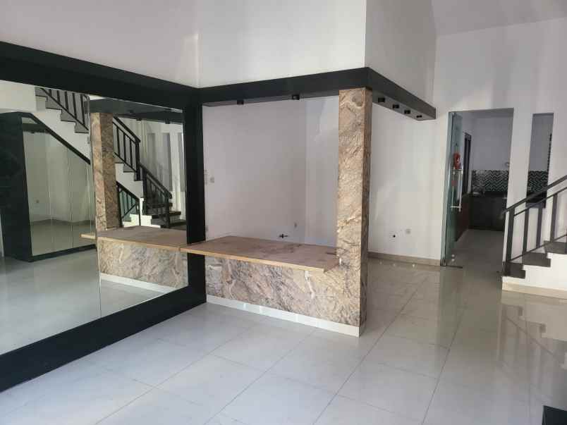 dijual rumah villa valensia pakuwon indah