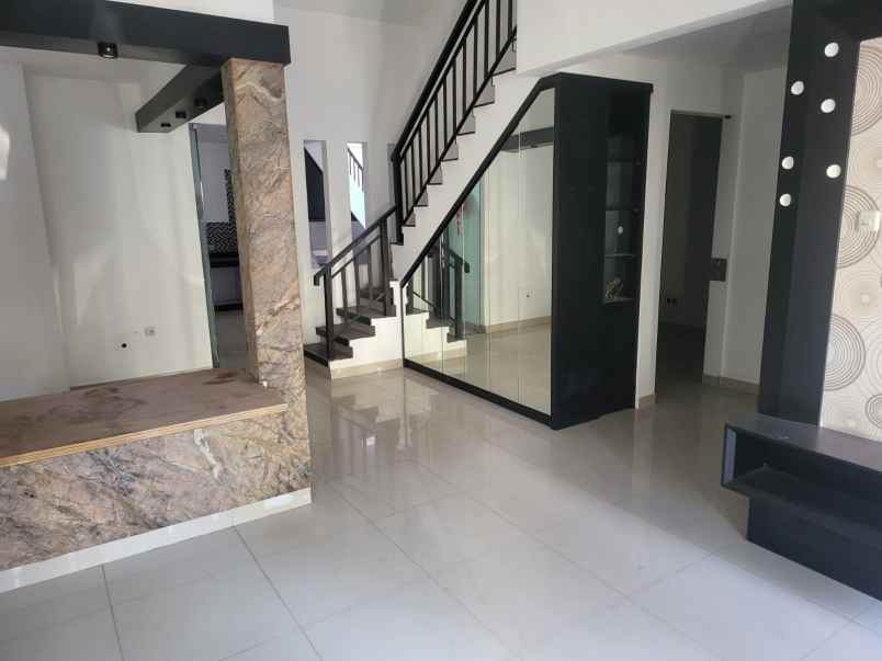 dijual rumah villa valensia pakuwon indah