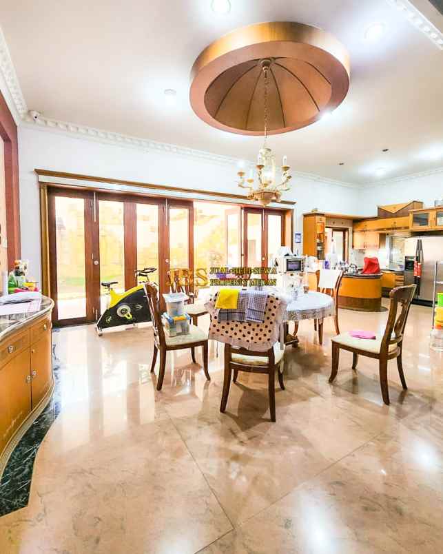 dijual villa komplek grand polonia row