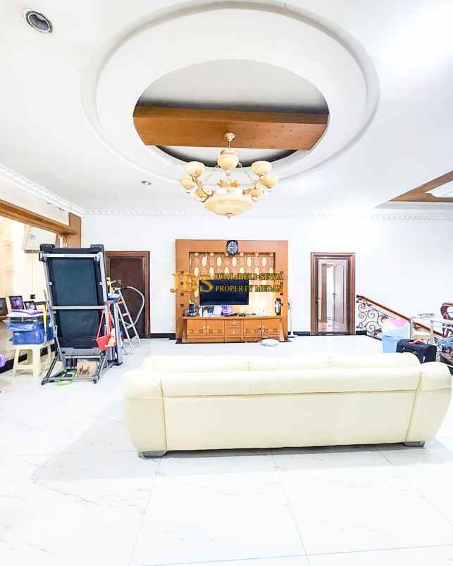 dijual villa komplek grand polonia row