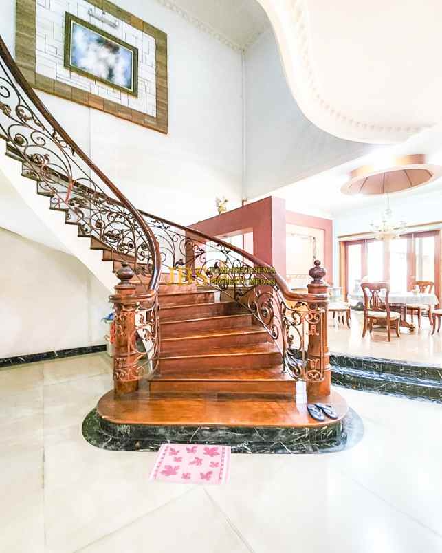 dijual villa komplek grand polonia row