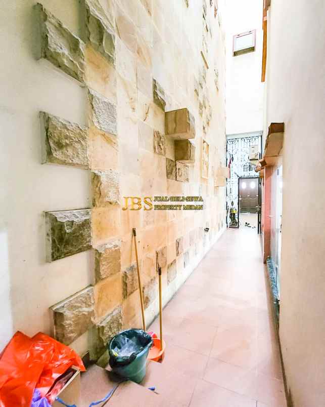 dijual villa komplek grand polonia row