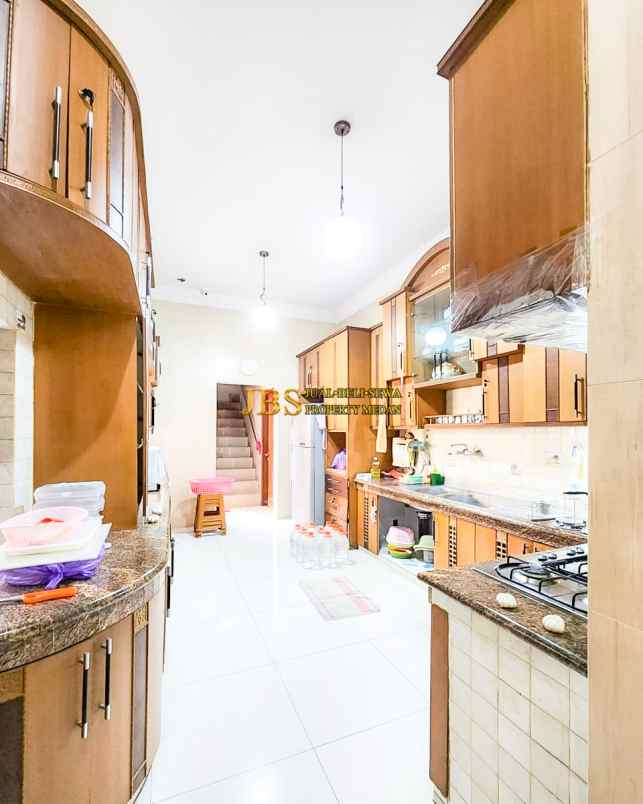 dijual villa komplek grand polonia row