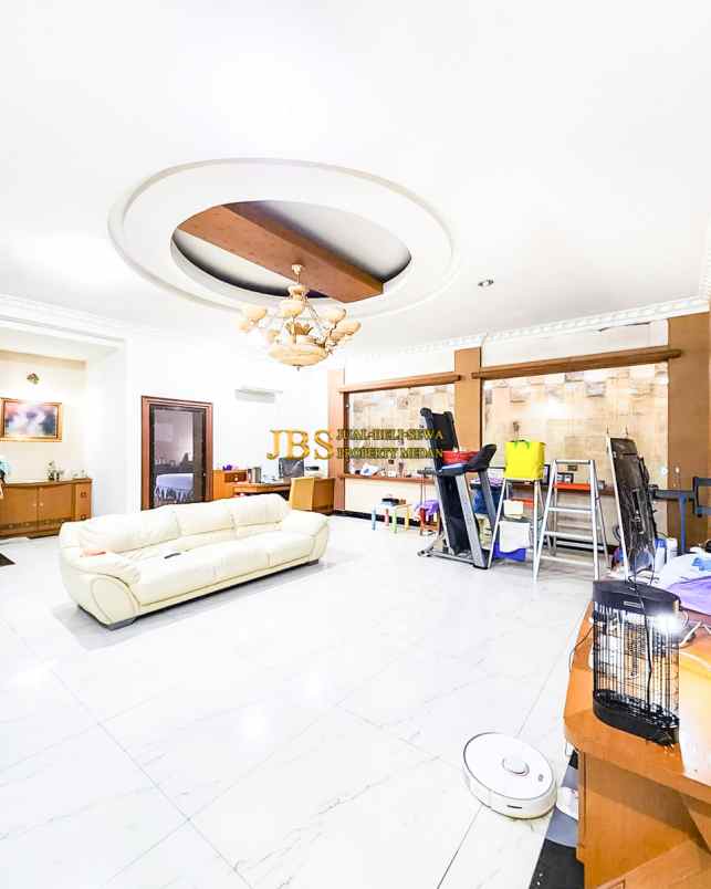 dijual villa komplek grand polonia row