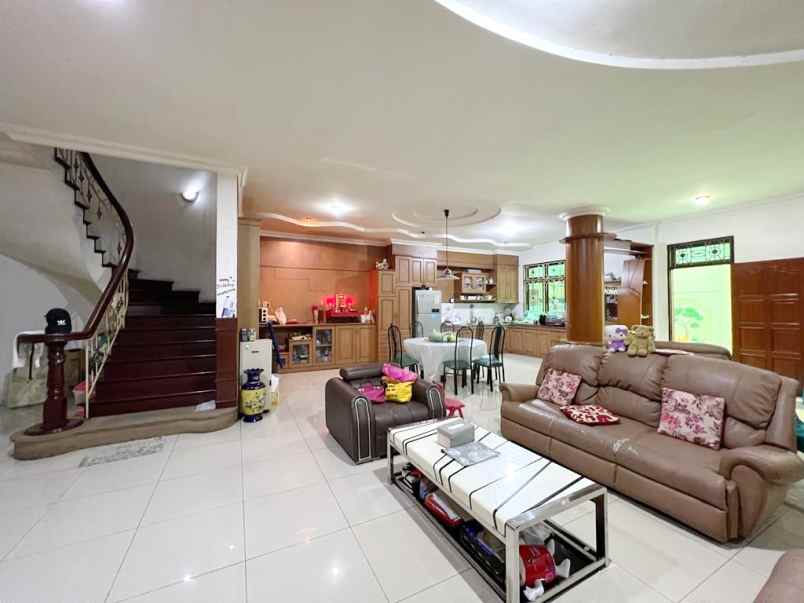 dijual villa komplek makmur indah