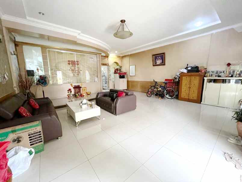dijual villa komplek makmur indah