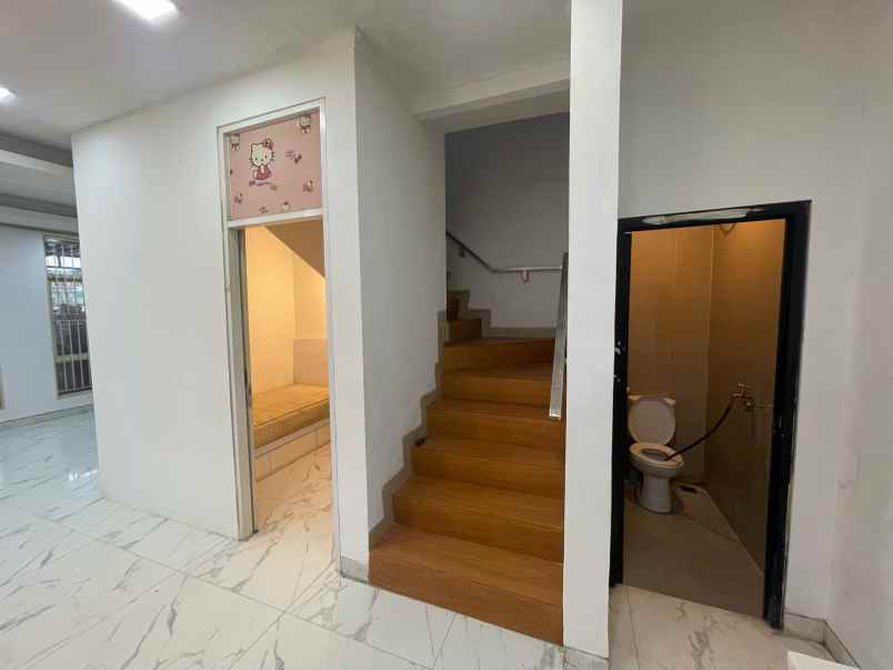 disewakan rumah komplek perumahan taman surya