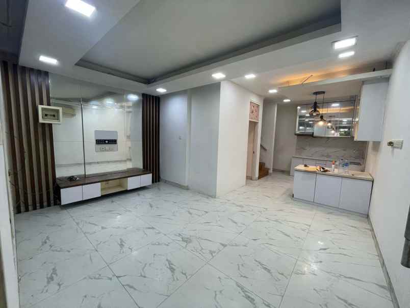 disewakan rumah komplek perumahan taman surya