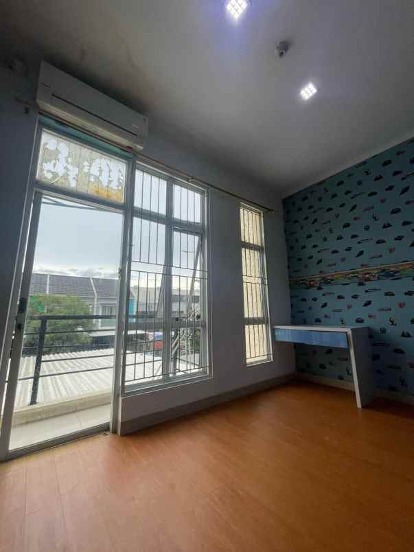 disewakan rumah komplek perumahan taman surya