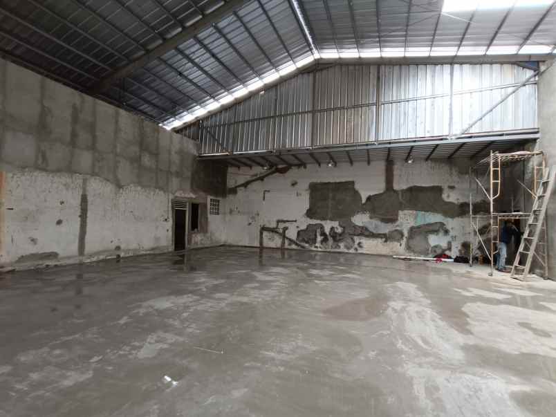 for rent gudang kantor mess wc jalan raya penggilingan