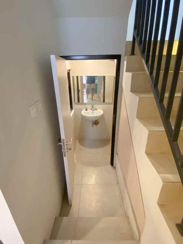 jual butuh rumah 2 lantai di grand wisata o2